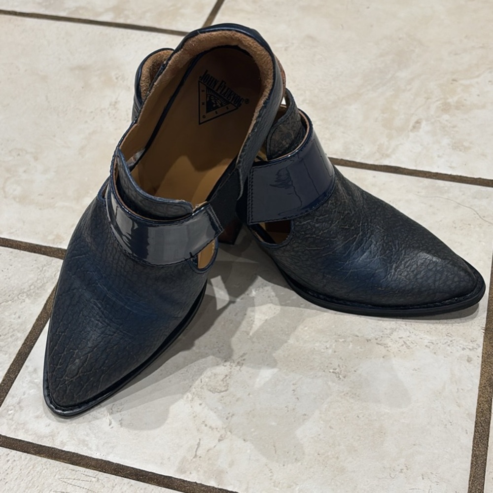 Fluevog women’s ankle boot.  Size 8.  Two tone blue.